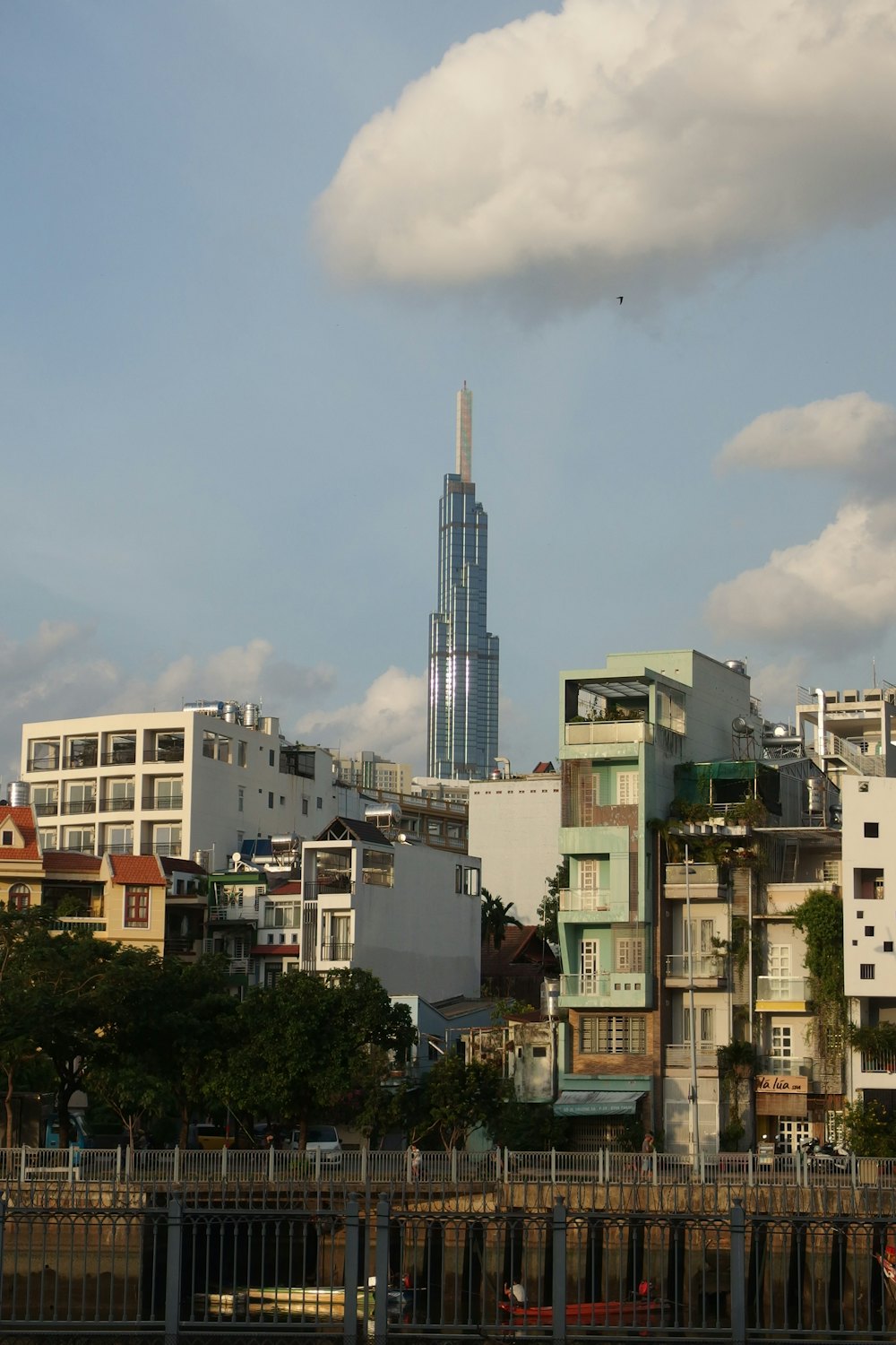 Tòa Landmark 81 nhìn từ một con kênh ở TP.HCM, buổi chiều nắng nhẹ